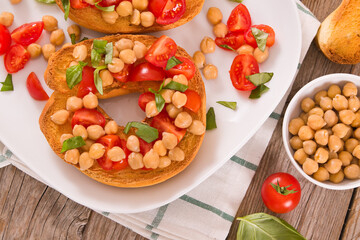 Friselle with tomatoes and chickpeas.
