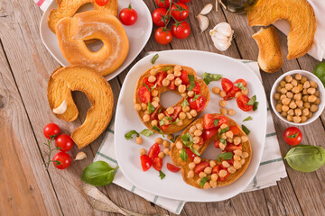Friselle with tomatoes and chickpeas.
