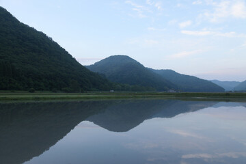 水田の水鏡に映った山と空