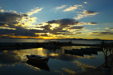 Obraz premium Beautiful sunset next to a small harbour 