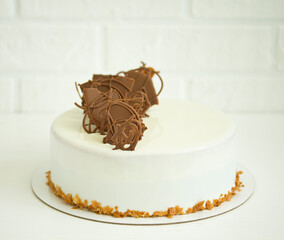 Modern cake covered with chocolate glyassazhem.