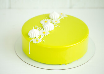 Modern cake covered with chocolate glyassazhem.