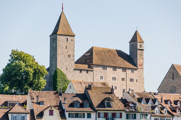 Fototapeta premium Rapperswil, Schloss, Schlossberg, Kirche, St. Johann, Altstadt, Altstadthäuser, Stadt, Zürichsee, See, Rapperswil-Jona, Seedamm, Sommer, Schweiz