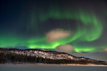 Aurora Borealis über einem gefrorenen See in Norwegen