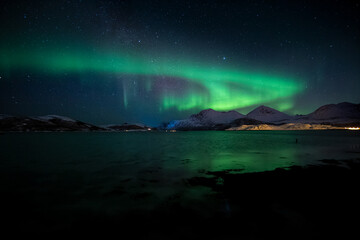 Naklejka na ściany i meble Aurora Borealis über einem See in Norwegen