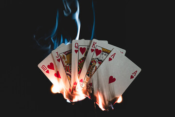 Brennende Spielkarten / Pokerkarten Herz Royal Flush - Feuer und Rauch und schwarzer Hintergrund 