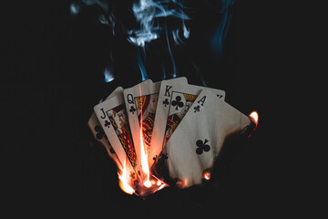 Brennende Spielkarten / Pokerkarten Kreuz Royal Flush - Feuer und Rauch und schwarzer Hintergrund 