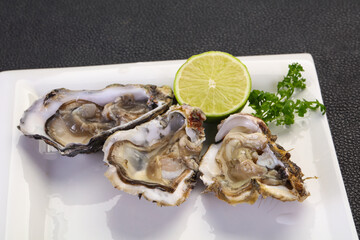 Oysters with lime and parsley