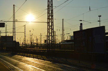 Fototapeta na wymiar Bahngelände in der Abendsonne