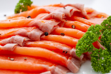 スモークサーモンの盛り付け