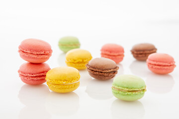 Macaroons　a light cookie made with egg white, sugar, and usually ground almonds or coconut.