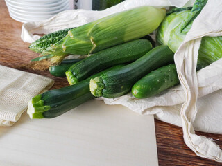 エコバッグ袋から溢れた野菜