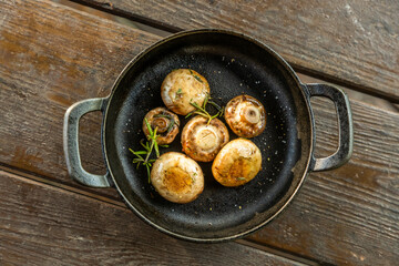 スキレットでグリル料理　 grilled dish made with an iron pan 