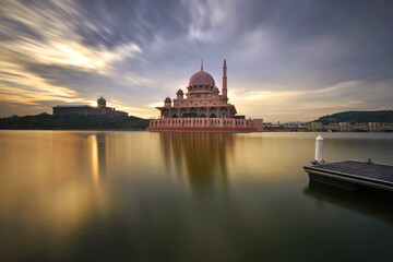 Fototapeta premium View of Putrajaya mosque at sunset