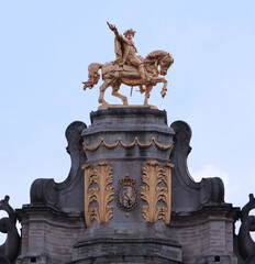 Obraz premium BRUSSELS, BELGIUM - AUGUST 08, 2017 Golden statue in Brussels city center (Grand Place).
