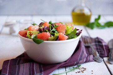 Green vegetable salad with arugula and grapefruit