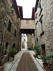 Fototapeta na wymiar Medieval alley of the beautiful village of Castel Rigone in Umbria, Italy.