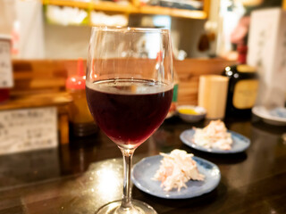 居酒屋で赤ワインを飲むシーン