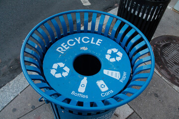 Mülleimer mit Recyling Symbolen, blau, in New York City, USA 