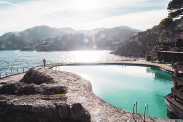 Plakat swimming pool in front of sea