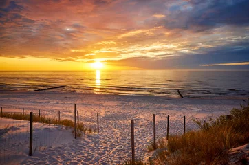 Papier Peint photo autocollant Descente vers la plage Entrée de la plage à un magnifique coucher de soleil violet.