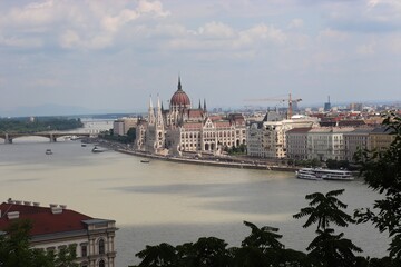 Naklejka premium Widok parlamentu w Budapeszcie