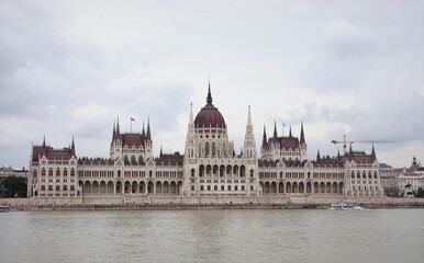 Fototapeta na wymiar Le Parlement de Budapest