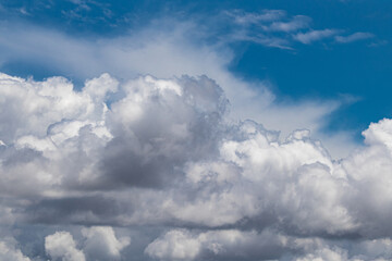 Obraz premium panorama avec le ciel bleu avec des nuages gris regardant très doux