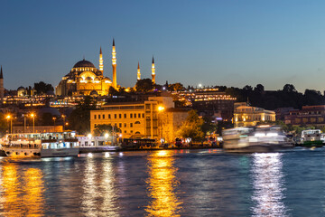 Fototapeta premium Sunset of Golden Horn near Galata Bridge in Istanbul, Turkey