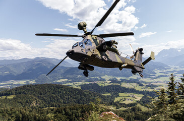 Duitse gevechtshelikopter vliegt over Duits landschap