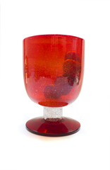 Copa roja con cerezas en su interior