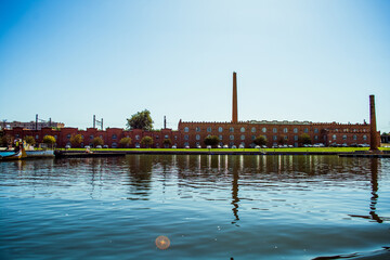 Obraz premium beautiful water canals between houses in the city of Aveiro in Portugal. Pure blue water