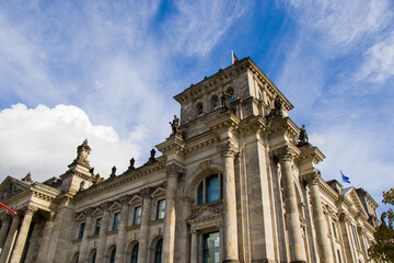 Obraz premium The Reichstag’s bears silent witness to the turbulent history of Berlin and is one of the city’s most significant historical buildings.