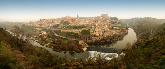 Fototapeta premium Vista panoramica de la ciudad de Toledo con el rio Tajo en primer termino