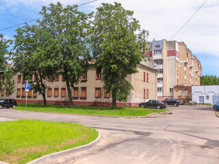 Naklejka premium Residential buildings surrounded by greenery on a Sunny summer day