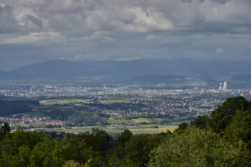 Fototapeta premium Aussicht auf die Stadt Basel vom Blauen aus (Hofstetten-Flüh)
