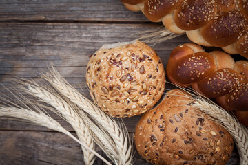 fresh buns on the bakery table