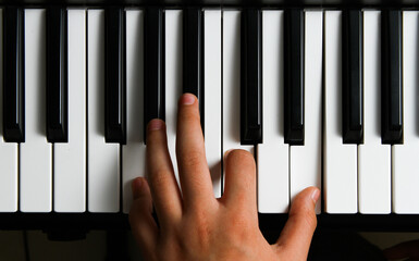 hands playing piano © דרור להט