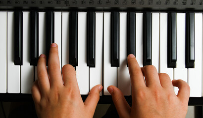 hands playing piano