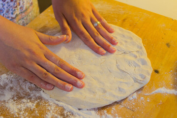 Process of how to do a italian pizza 