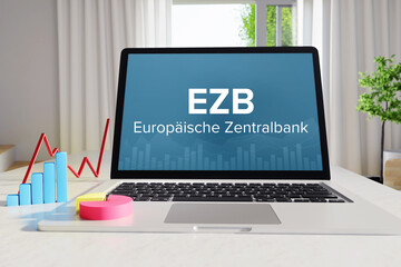 EZB (Europäische Zentralbank) – Business/Statistik. Laptop im Büro auf Schreibtisch neben Diagramm. Text auf Monitor. Finanzen, Wirtschaft, Analyse