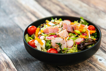 salad crude in melance of beans, kitchen of smoked tuna and sauce wasabi and cincemere