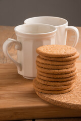 Galletas y tazas de café