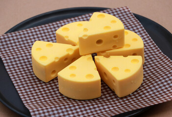 Cheese Cake Tom and Jerry made from white chocolate place on brown scotch paper in the black round plate.