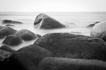 Langzeitbelichtung, Steine an der Küste vor Rügen, Deutschland