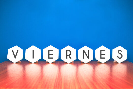 viernes dia de la semana palabra hexagono pared madera azul blanco letras reflejo texto