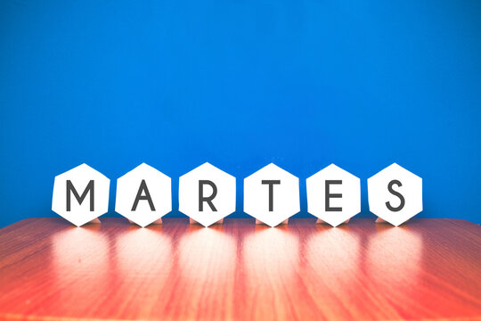 martes dia de la semana palabra hexagono pared madera azul blanco letras reflejo texto