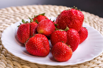 strawbery, owoc, jedzenie, czerwień, strawbery, swiezy, zdrowa, słodki, deser, dojrzałe, lato, naturalny, soczysty, przepyszny, jagoda, dieta, smaczny