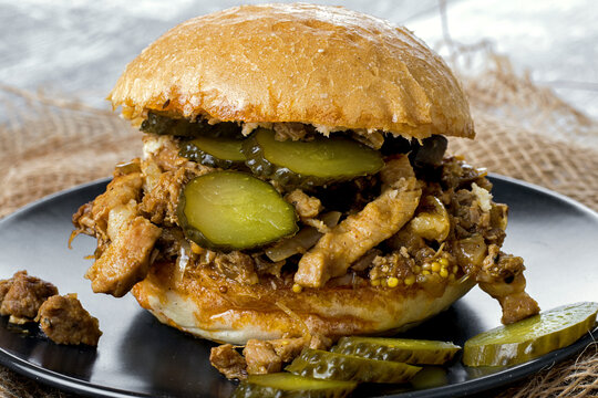 maczanka krakowska, hamburger, burger, jedzenie, kanapka, bułeczki, posiłek, lunch, obiad, przekąska, cebula, wieprzowina, kark&oacute;wka, boczek, bekon, maczanka, krakowska, tradycyjne, regionalne, wino, w