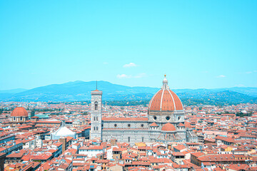 Obraz premium イタリアのフィレンツェの歴史的建造物が並ぶ街並みを俯瞰で撮影 ドゥオーモがそびえ立つ